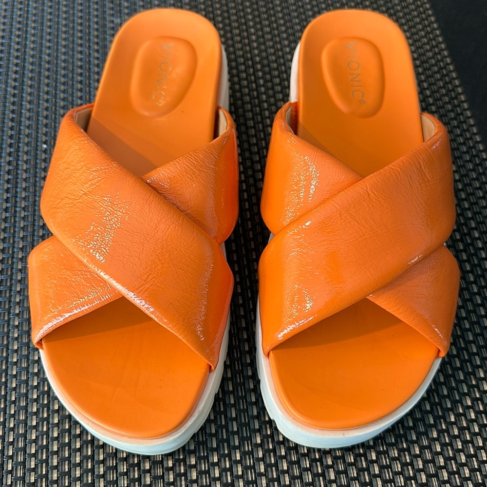 VIONIC VESTA FLATFORM LUG SANDAL IN MARIGOLD SIZE 9